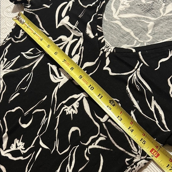 Apt. 9 Black and White Floral Short Sleeve Top. NWT. Small - Picture 7 of 7